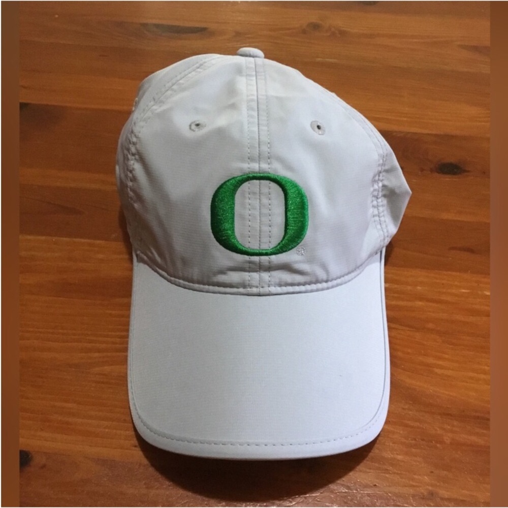 NIKE NWOT GOLF FRONT OREGON LOGO BACK WHITE NIKE LOGO CLOSURE BLACK LOGO NIKE